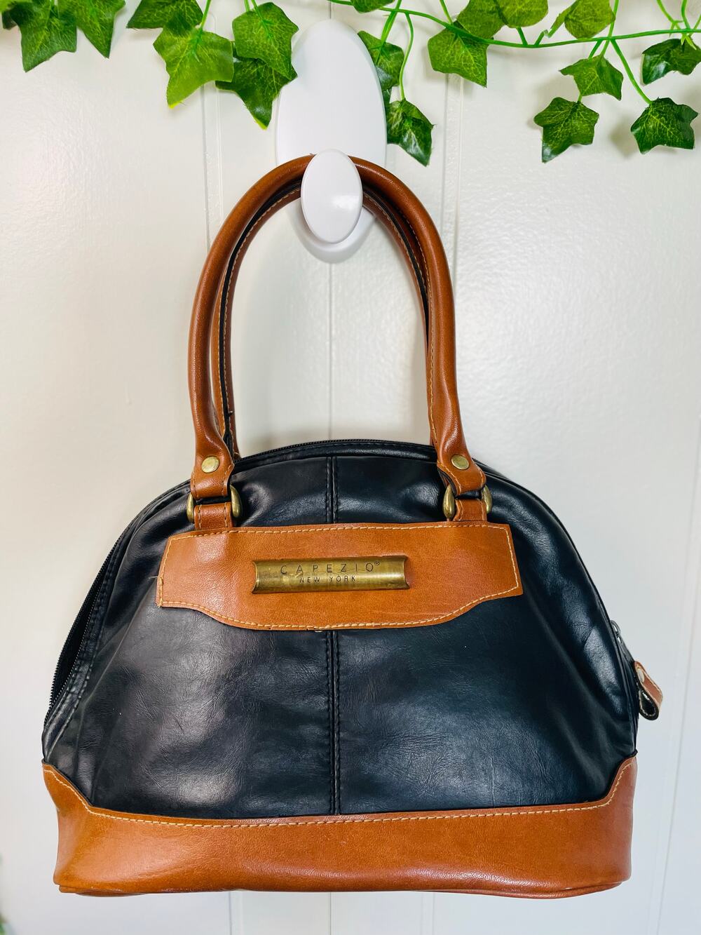Vintage Carpezio
Genuine Leather Black & Brown Woman’s Purse